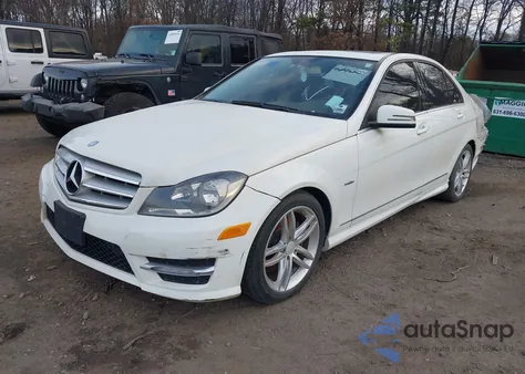 2012 Mercedes-Benz C 250 Luxury/Sport z USA, uszkodzony, nr VIN WDDGF4HB7CA674502